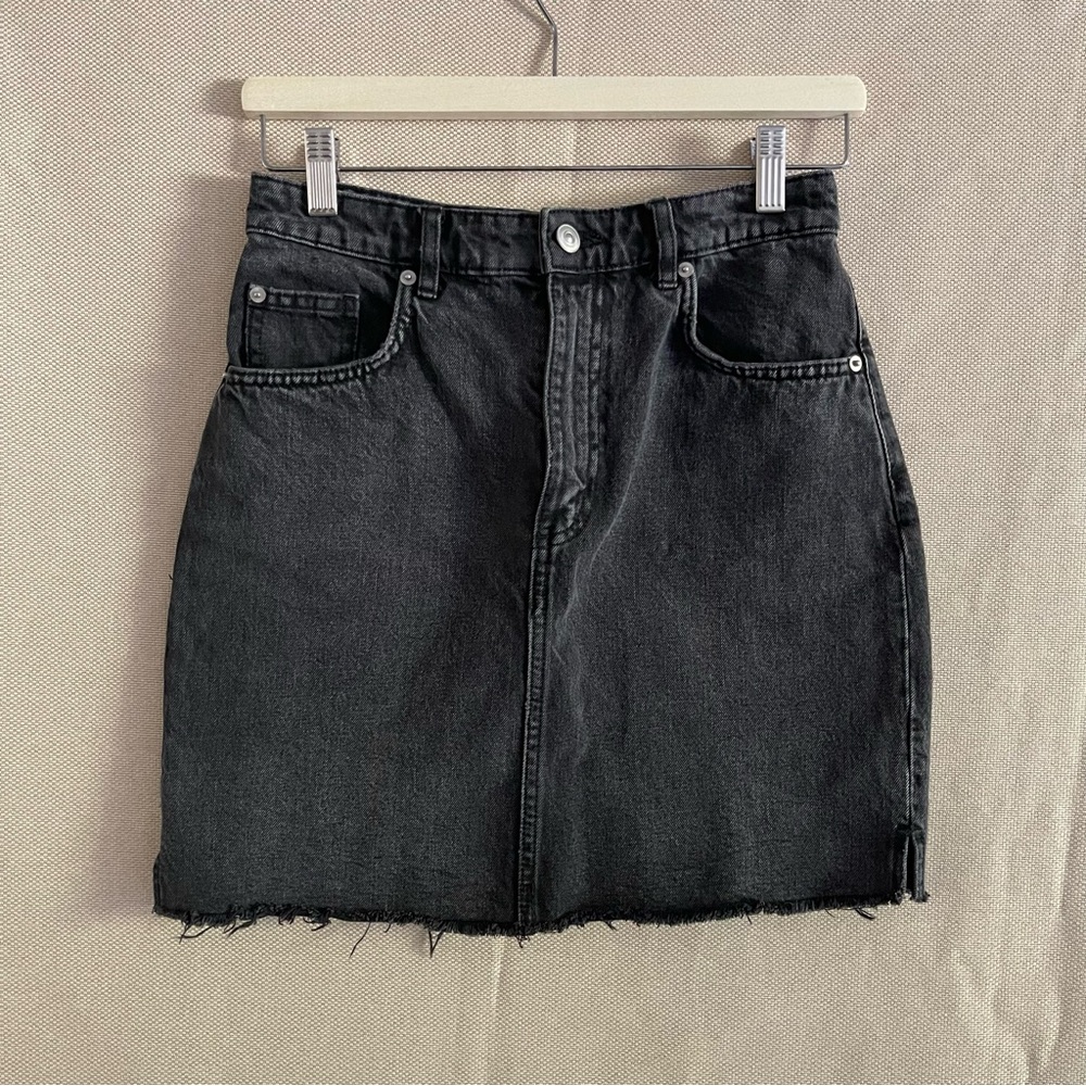 H&M Black Denim Mini Skirt Sz 6 - Raw Hem
Grunge Style High Waisted